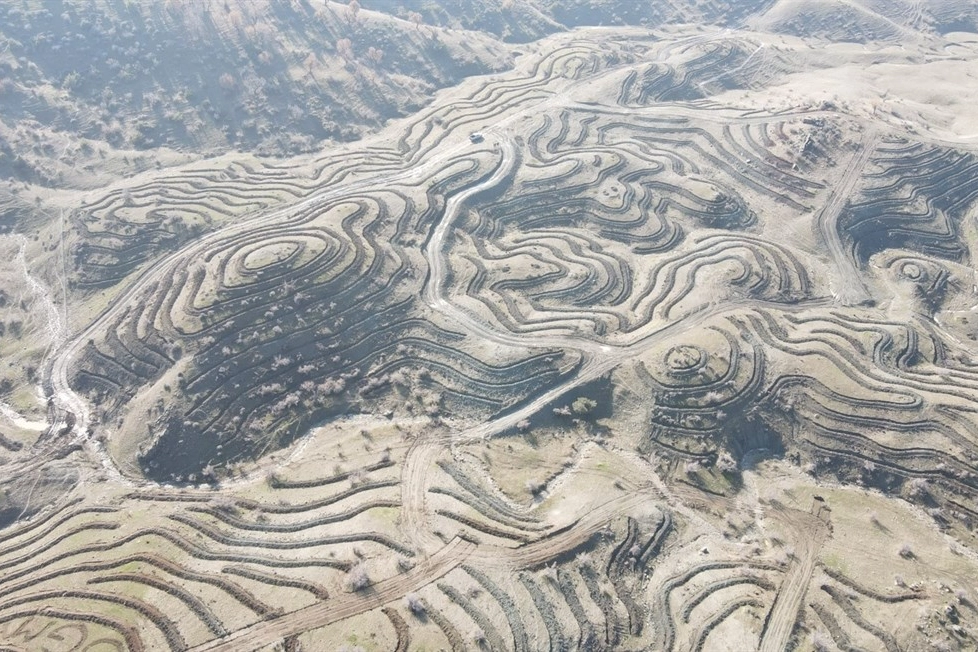 Sason Kelhasan k&ouml;y&uuml;nde 5 bin 300 fidan toprakla buluştu