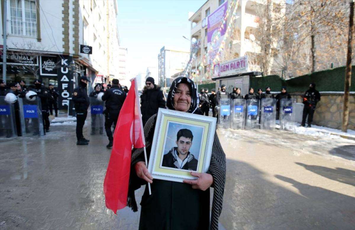 Vanlı aileler DEM Parti binası &ouml;n&uuml;ndeki "evlat n&ouml;beti"ni s&uuml;rd&uuml;rd&uuml;