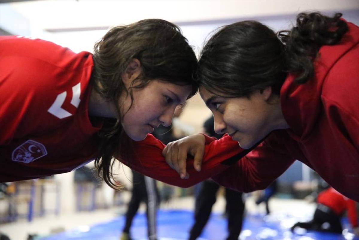 Hatay'da okuldaki kursta g&uuml;reşle tanışan &ouml;ğrenciler şampiyonalara hazırlanıyor