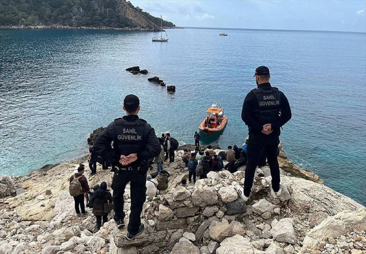 Muğla'da 60 d&uuml;zensiz g&ouml;&ccedil;men ve 1 g&ouml;&ccedil;men ka&ccedil;ak&ccedil;ısı ş&uuml;phelisi yakalandı