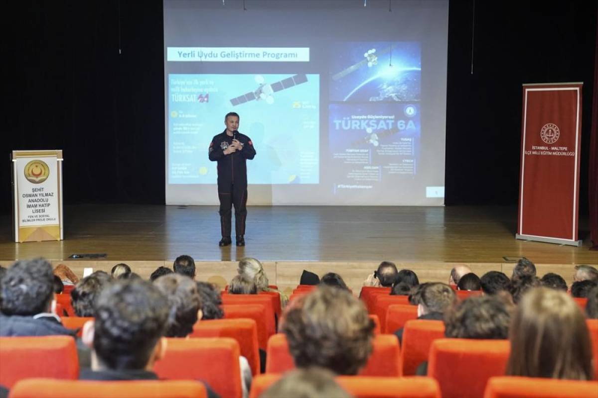 T&uuml;rkiye'nin ilk astronotu Alper Gezeravcı Maltepe'de &ouml;ğrencilerle buluştu: