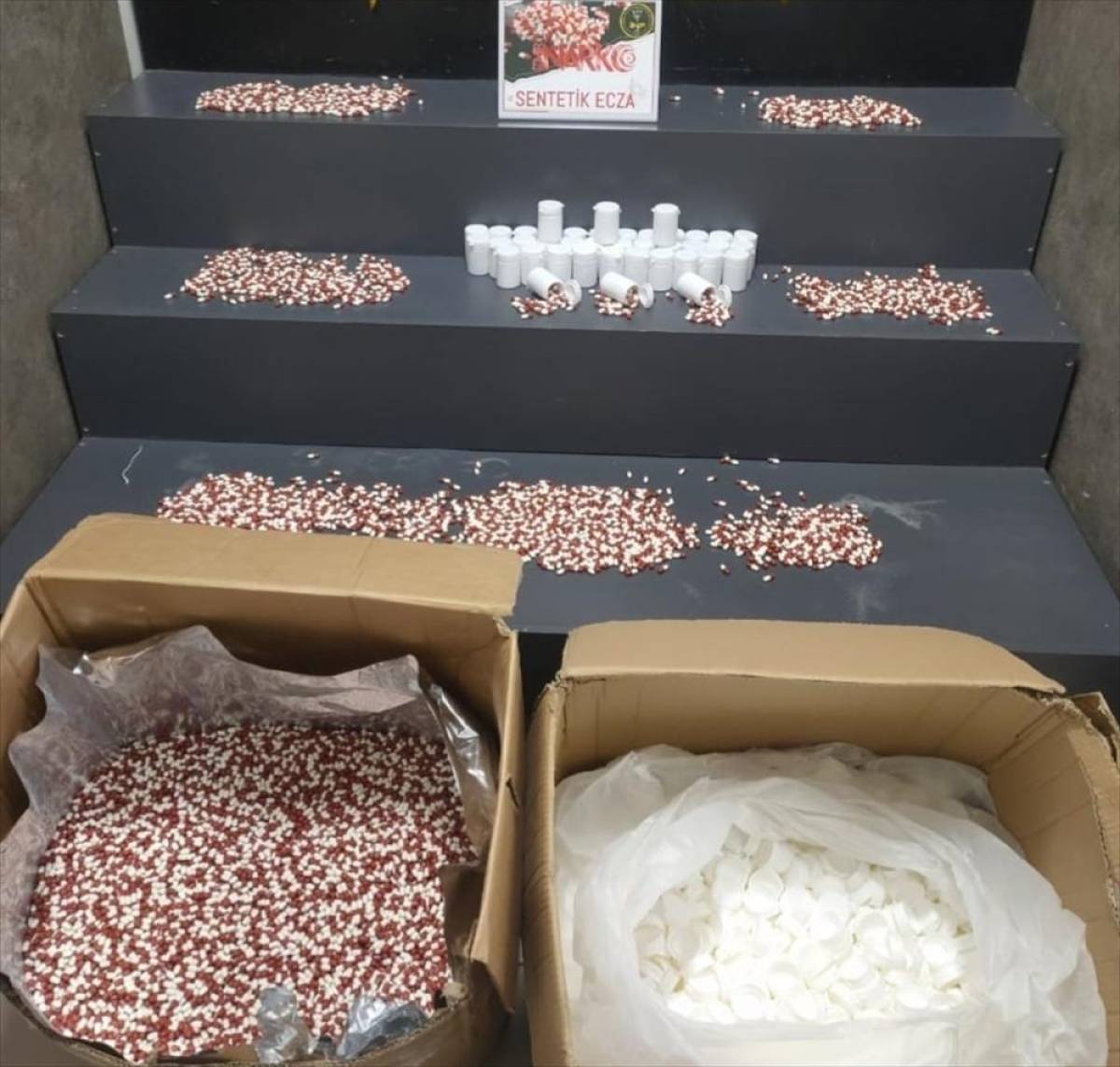 İzmir'de bir evde 104 bin 40 sentetik ecza ele ge&ccedil;irildi
