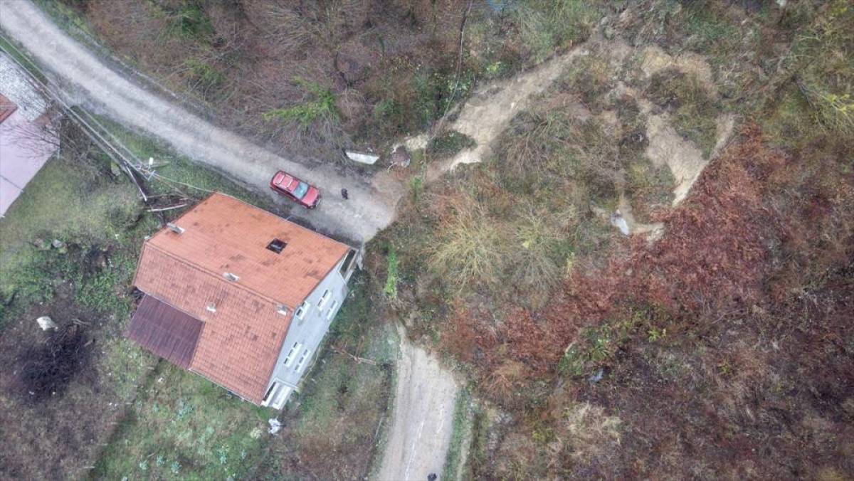 Sinop'ta heyelan nedeniyle k&ouml;y yolu ulaşıma kapandı