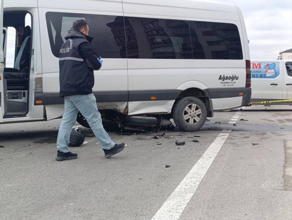 Afyonkarahisar'da minib&uuml;s&uuml;n motosiklete &ccedil;arpması sonucu bir kişi yaralandı