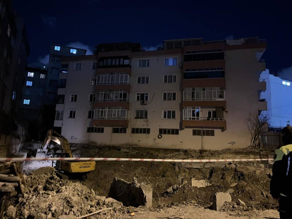 Bah&ccedil;elievler'de &ccedil;&ouml;kme riski oluşan 5 katlı bina tahliye edildi