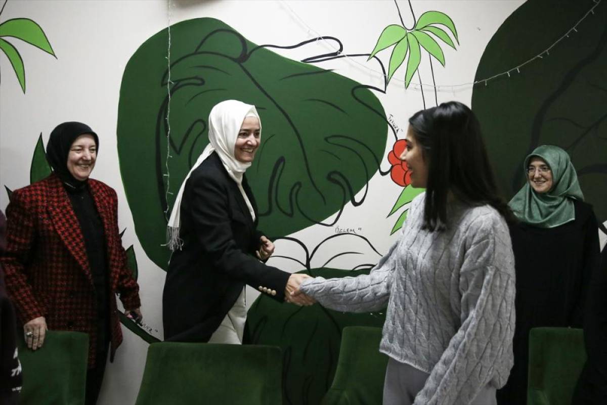 AK Parti Genel Başkan Yardımcısı Kaya, Bursa'da kız &ouml;ğrencilerle buluştu: