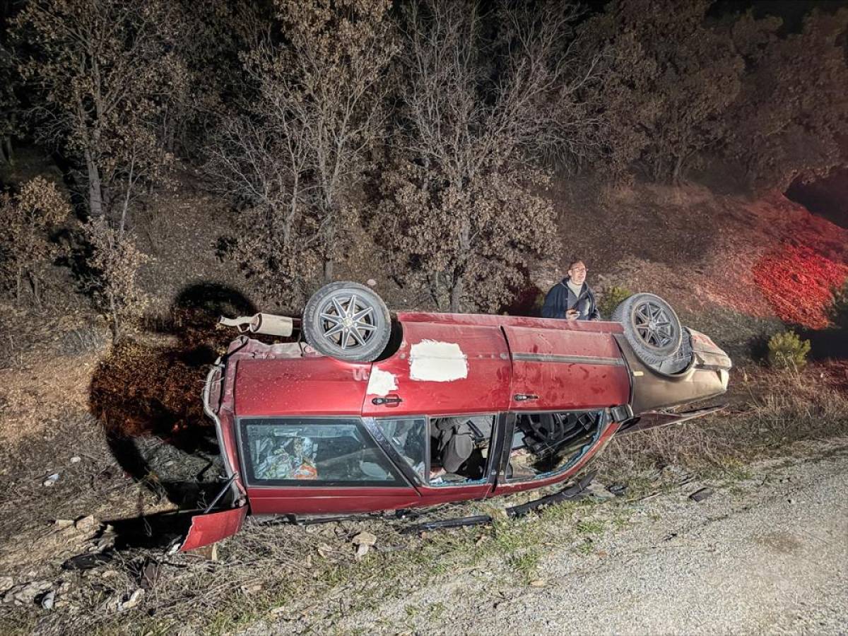 Uşak'ta iki otomobilin &ccedil;arpıştığı kazada 5 kişi yaralandı