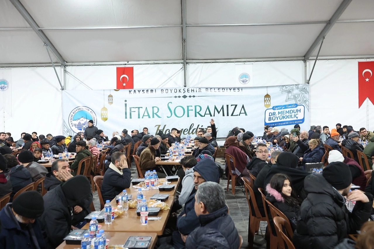 Kayseri B&uuml;y&uuml;kşehir'den 30 bin kişiye iftar