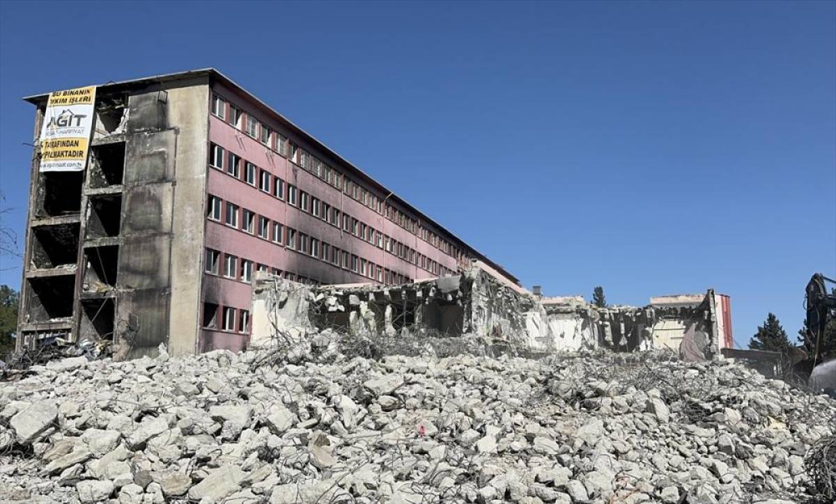 Adana'da yangında zarar g&ouml;ren eski hastane binasının yıkımına başlandı