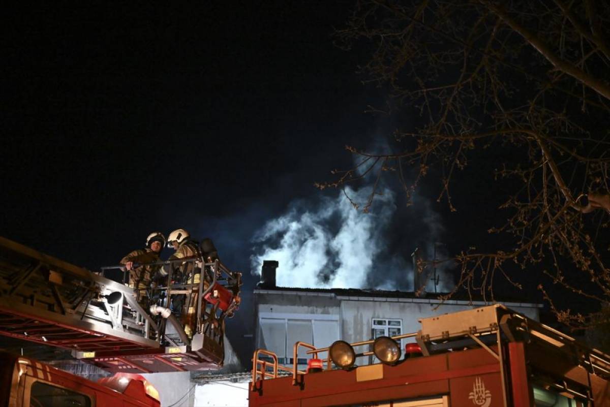 Kartal'da bir apartmanda &ccedil;ıkan yangında 2 kişi dumandan etkilendi