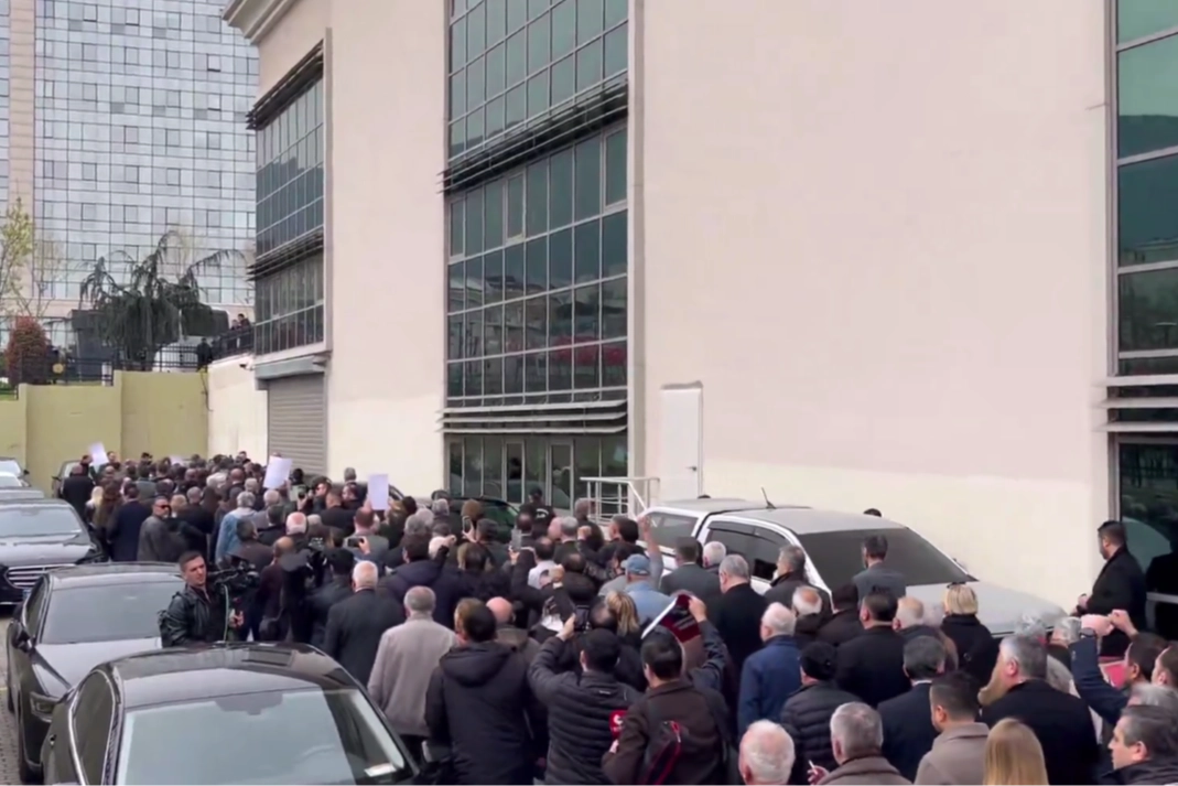 Bursa B&uuml;y&uuml;kşehir'de se&ccedil;im gerginliği! CHP'liler dışarı &ccedil;ıktı, gerginlik yola taştı!