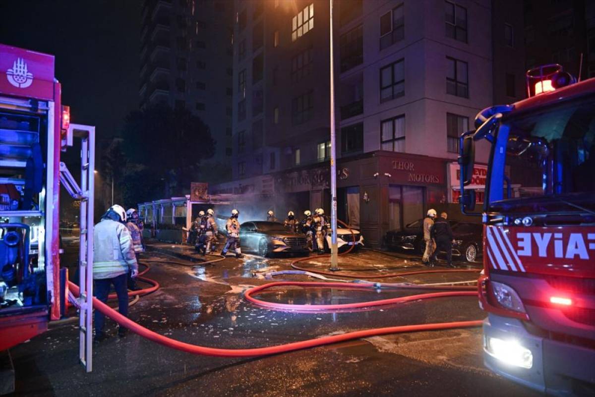 Kadık&ouml;y'de oto galeride &ccedil;ıkan yangında 4 ara&ccedil; kullanılamaz hale geldi
