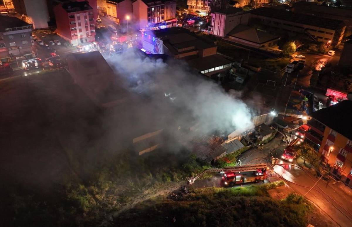 Arnavutk&ouml;y'de fabrikada &ccedil;ıkan yangına itfaiye m&uuml;dahale ediyor