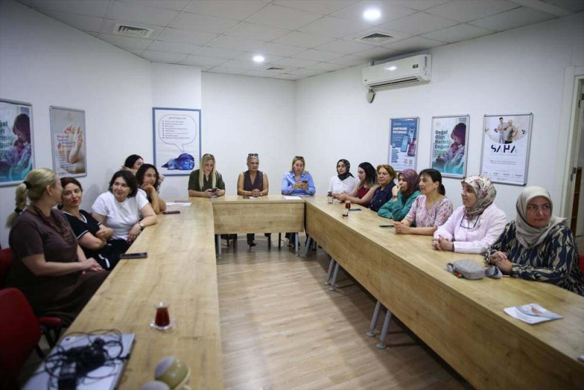 Adana'da kadın muhtarlara "Her Gebeye Bir Ebe" uygulaması anlatıldı
