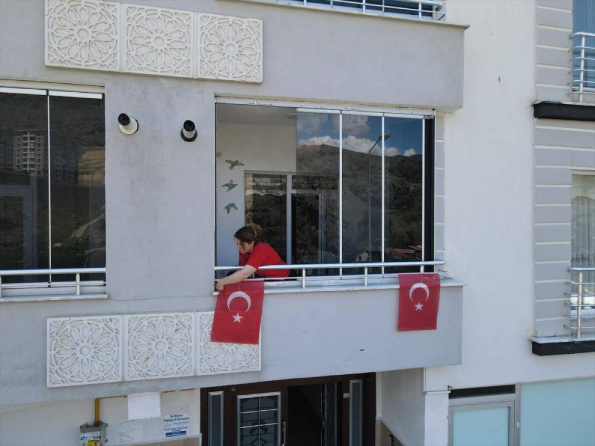 G&uuml;m&uuml;şhane A Milli Futbol Takımı'na destek i&ccedil;in T&uuml;rk bayraklarıyla donatıldı