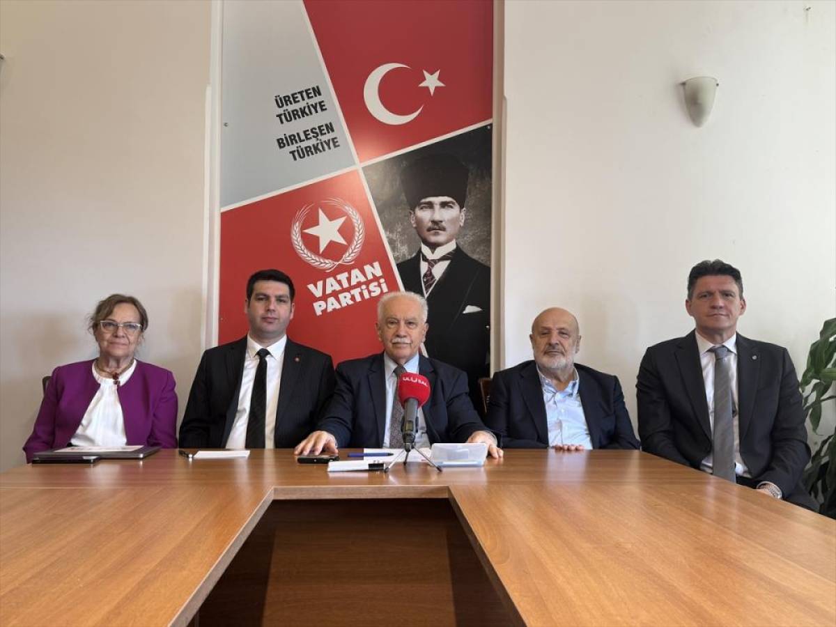 Vatan Partisi Genel Başkanı Perin&ccedil;ek, İstanbul'da basın toplantısı d&uuml;zenledi