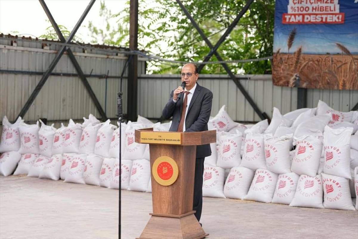 Yeşilyurt'ta yetiştiricilere 60 ton yemlik arpa hibe edildi