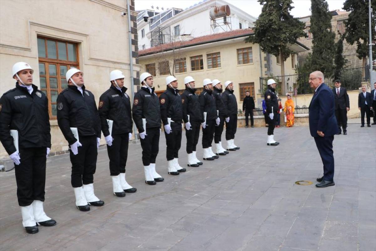 Milli Savunma Bakanı G&uuml;ler, Kilis'te temaslarda bulundu