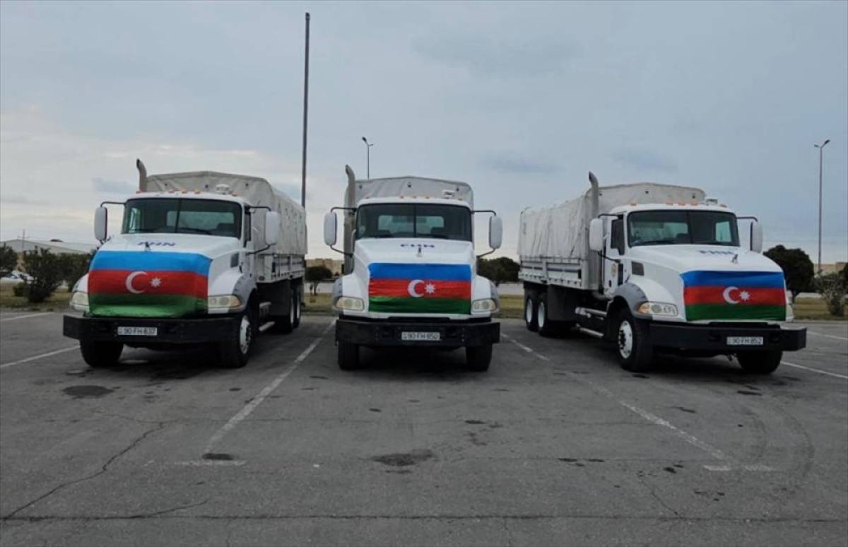 Azerbaycan İran'a insani yardım g&ouml;nderdi