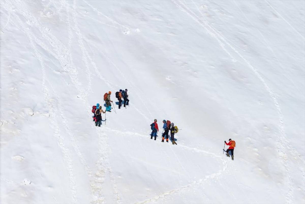 Tunceli'de kış tırmanışı yapan dağcılar 3 metrelik karda zorlu yolculuğa &ccedil;ıkıyor