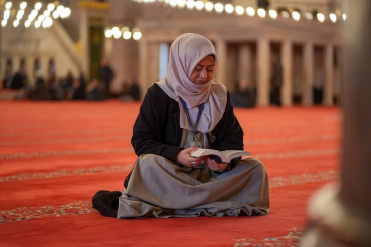 Perulu kadın, binlerce kilometre uzaktan geldiği İstanbul'da turistlere İslam'ı anlatıyor