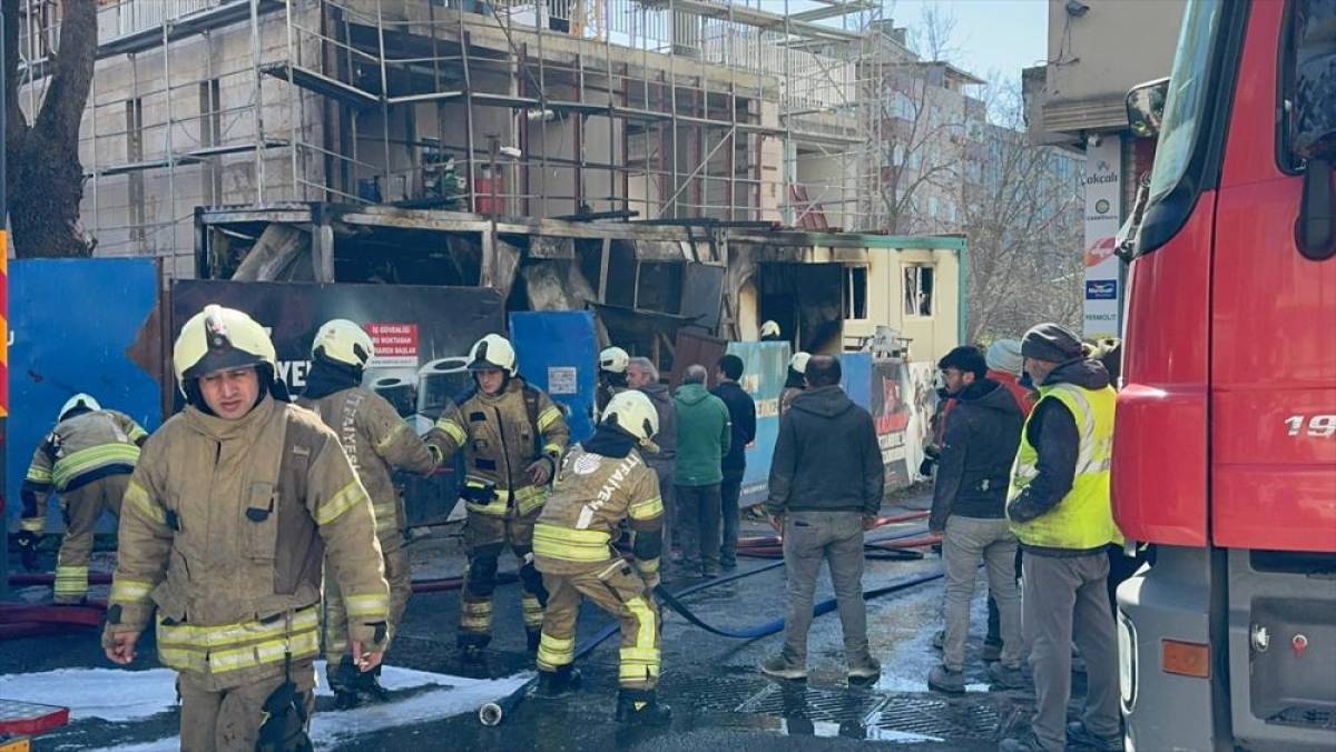 Esenler'de inşaat şantiyesindeki iş&ccedil;i konteyneri yandı