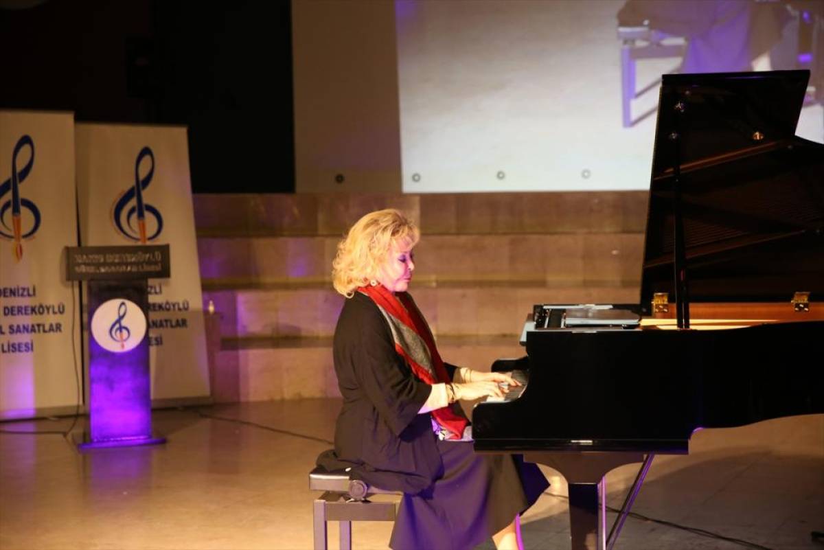 D&uuml;nyaca &uuml;nl&uuml; piyanist G&uuml;lsin Onay Denizli'de &ouml;ğrencilerle buluştu