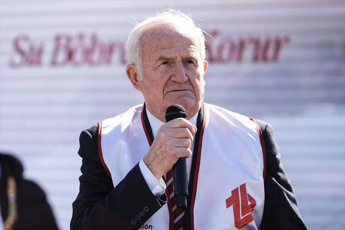 T&uuml;rk B&ouml;brek Vakfı, pet şişelerden dev b&ouml;brek maketiyle farkındalık etkinliği d&uuml;zenledi