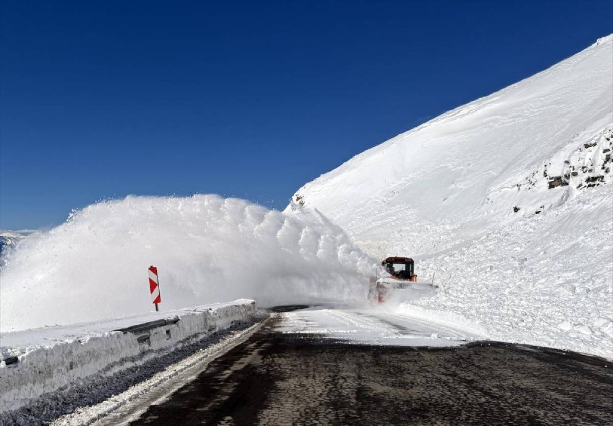 Ardahan-Şavşat kara yoluna d&uuml;şen &ccedil;ığ temizlendi