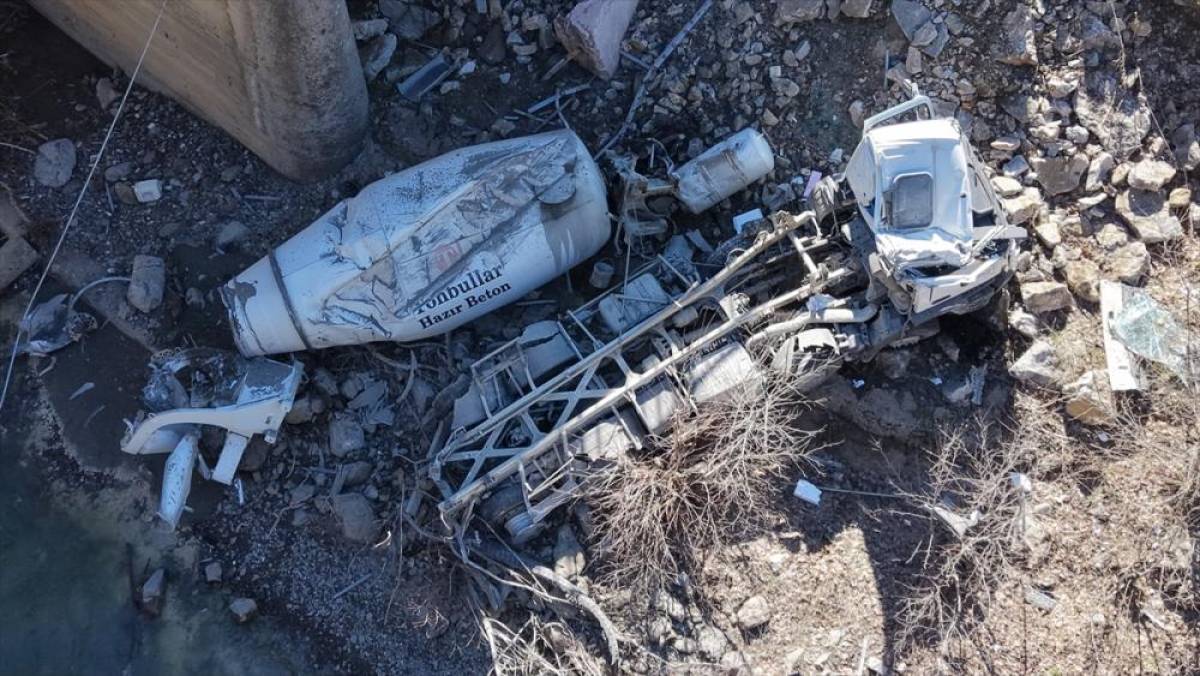 Kastamonu'da k&ouml;pr&uuml;den d&uuml;şen beton mikserinin s&uuml;r&uuml;c&uuml;s&uuml; ağır yaralandı