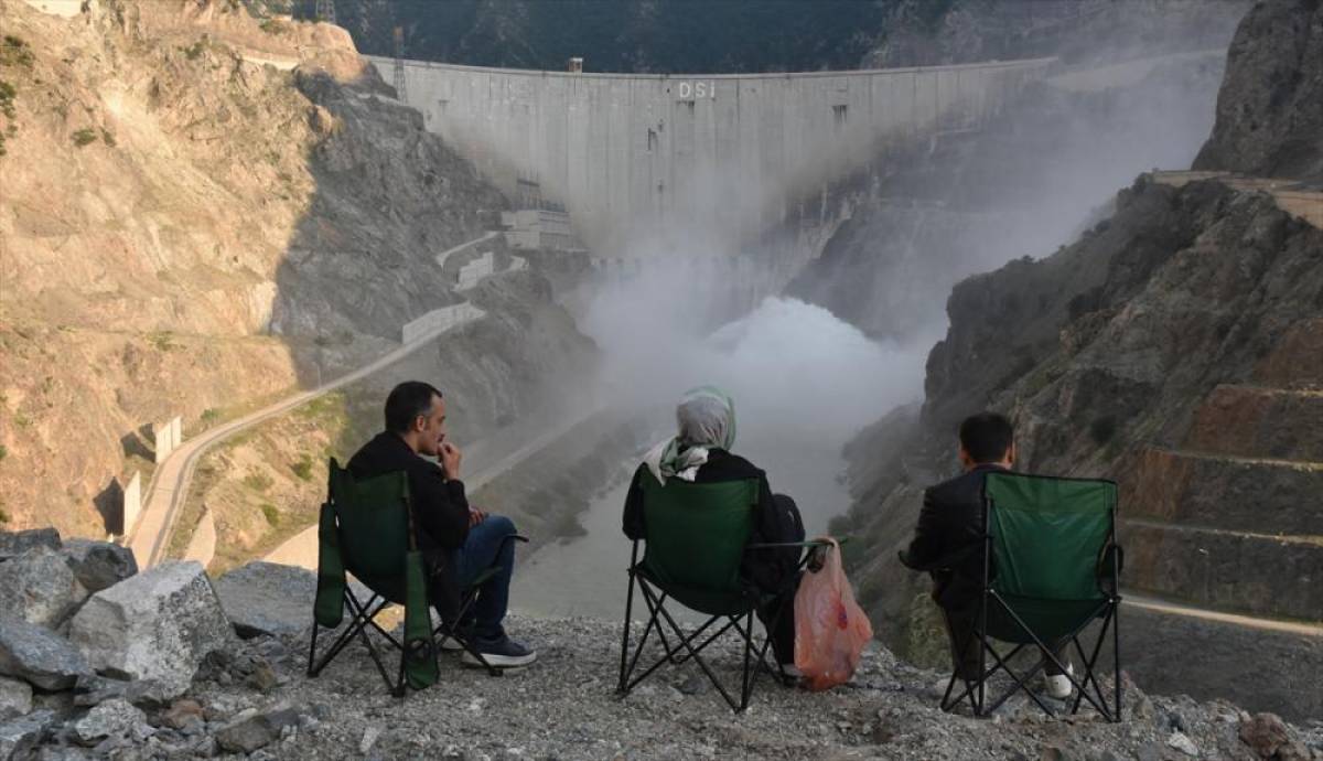 Artvin'deki Deriner Barajı'ndan 7 yıl aradan sonra dolusavaklardan su bırakıldı