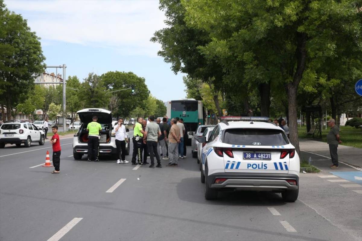 Kayseri'de halk otob&uuml;s&uuml;yle &ccedil;arpışan otomobilin s&uuml;r&uuml;c&uuml;s&uuml; yaralandı