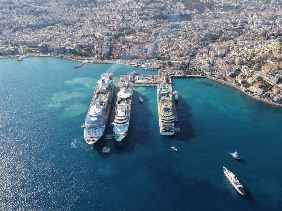 Kuşadası'na 3 kruvaziyerle 10 bini aşkın turist geldi