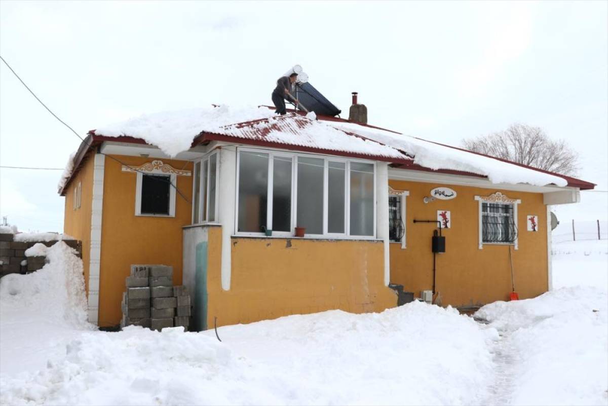 Ağrı'da evler karla kaplandı, Kars'ta &ouml;ğrenciler oyunlarla eğlendi