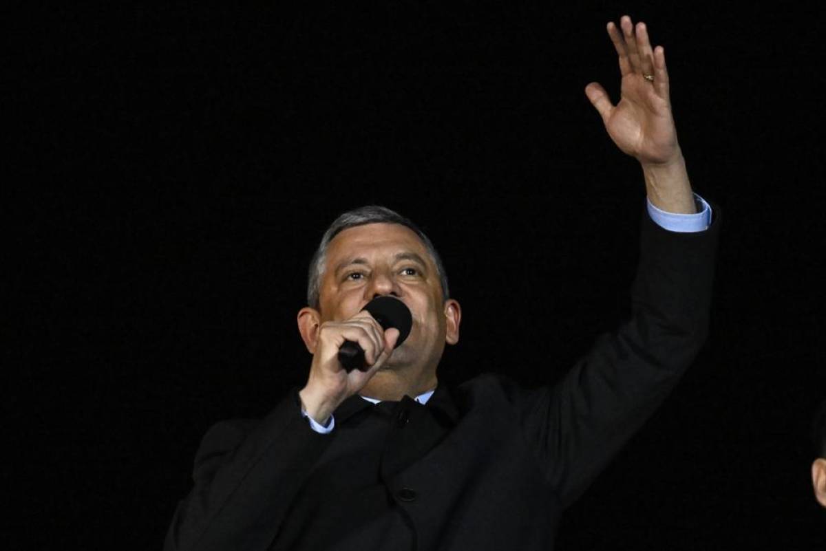 CHP Genel Başkanı &Ouml;zel, partisinin B&uuml;y&uuml;kada'da d&uuml;zenlenen mitingine katıldı