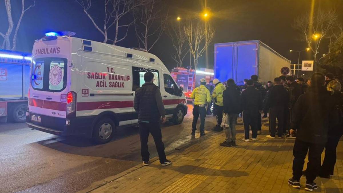 Bursa'da bir otomobile ve tıra &ccedil;arpan otomobilin s&uuml;r&uuml;c&uuml;s&uuml; yaralandı