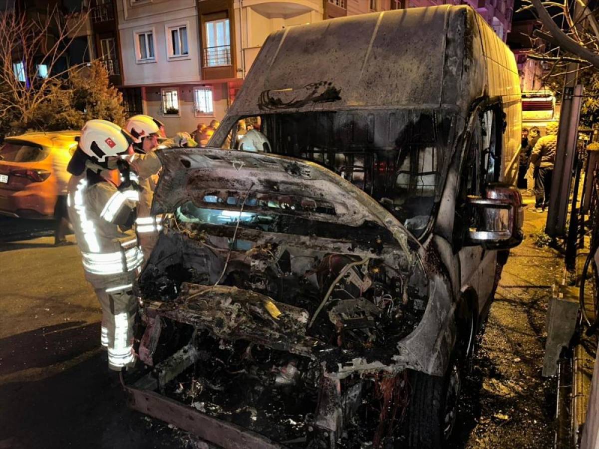 Maltepe'de park halindeki 3 ara&ccedil; yandı