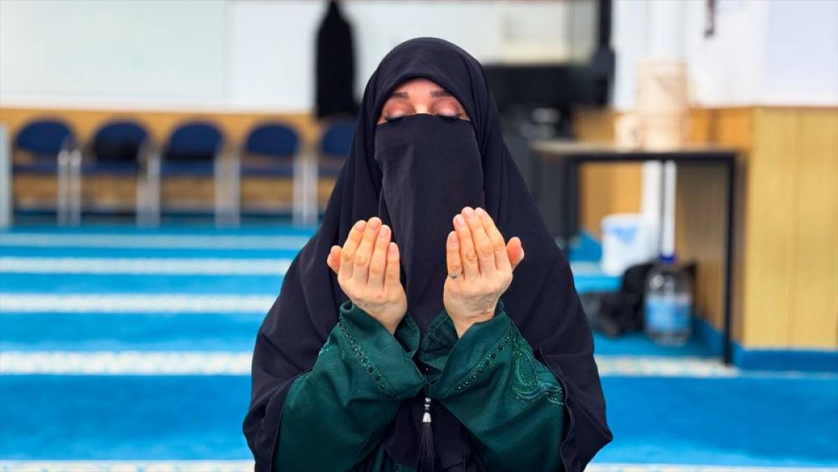 Hollandalı m&uuml;htedi Meryem, Kur&rsquo;an ile hayatının değiştiğini ve şifa bulduğunu anlattı: