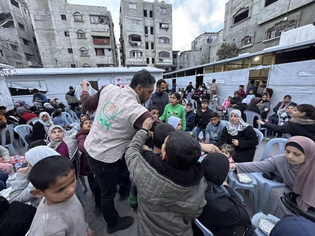 İHH Gazze'de her g&uuml;n 165 bin kişiye iftar veriyor