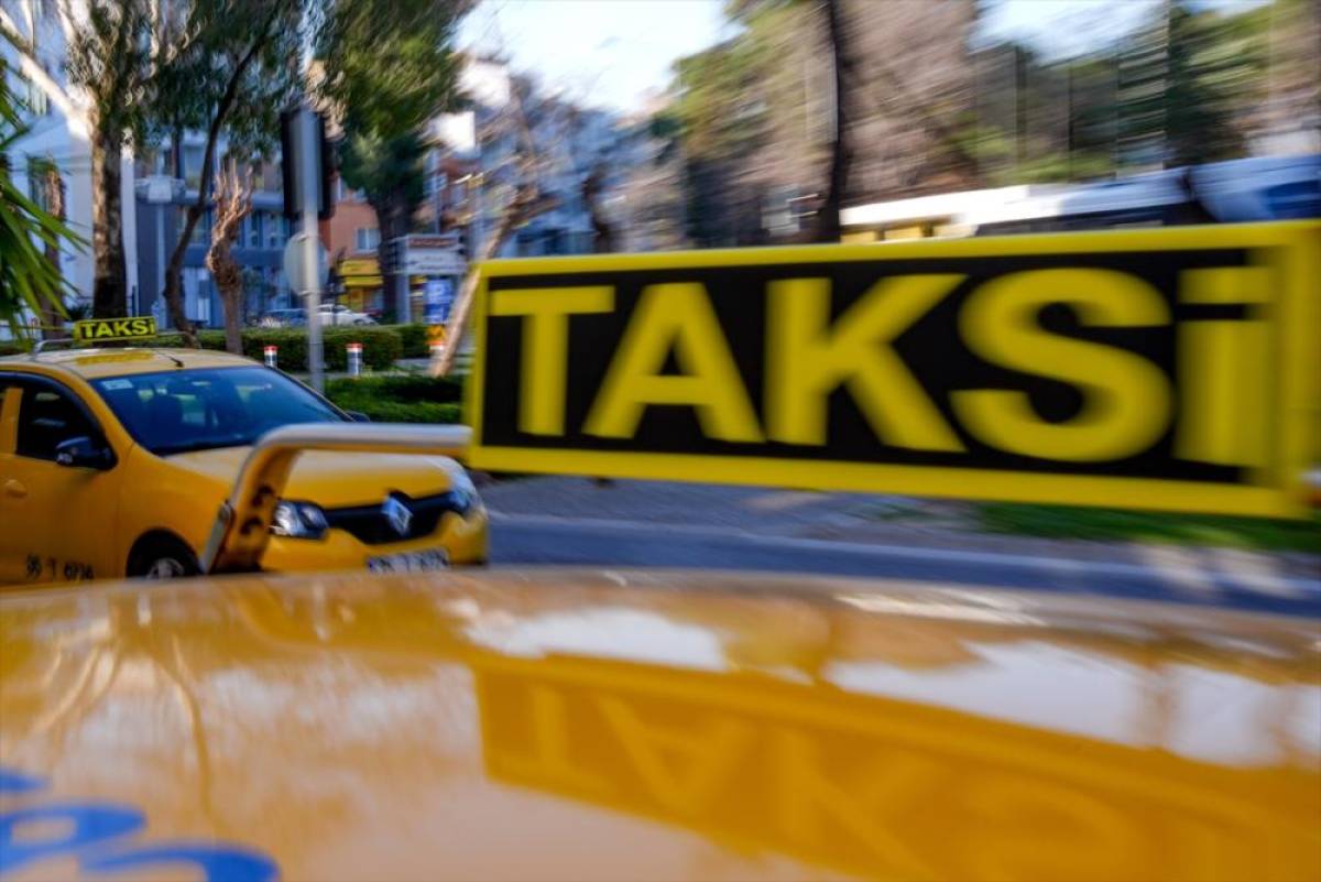 İzmir'de &ouml;ld&uuml;r&uuml;len taksi şof&ouml;r&uuml; i&ccedil;in meslektaşlarından konvoylu tepki