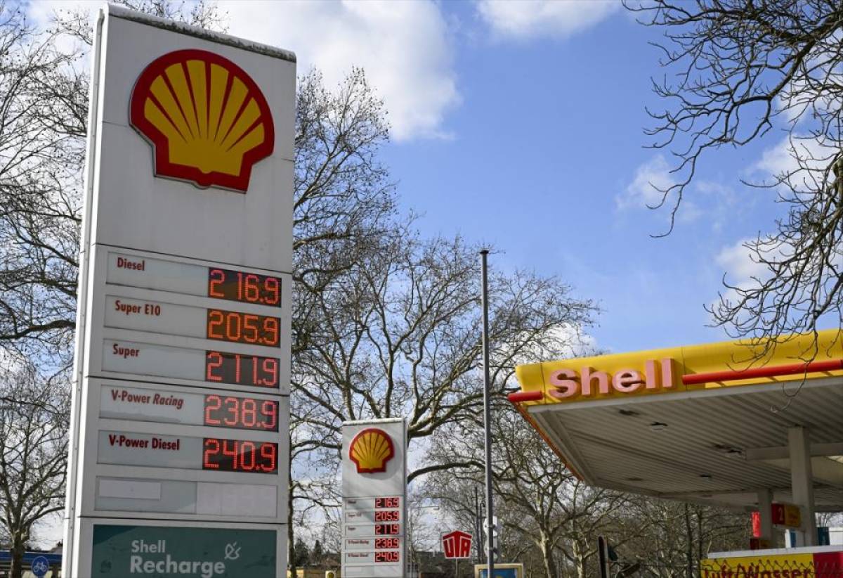 Almanya'da akaryakıtta fiyat artışına g&uuml;nl&uuml;k sınır g&uuml;ndemde