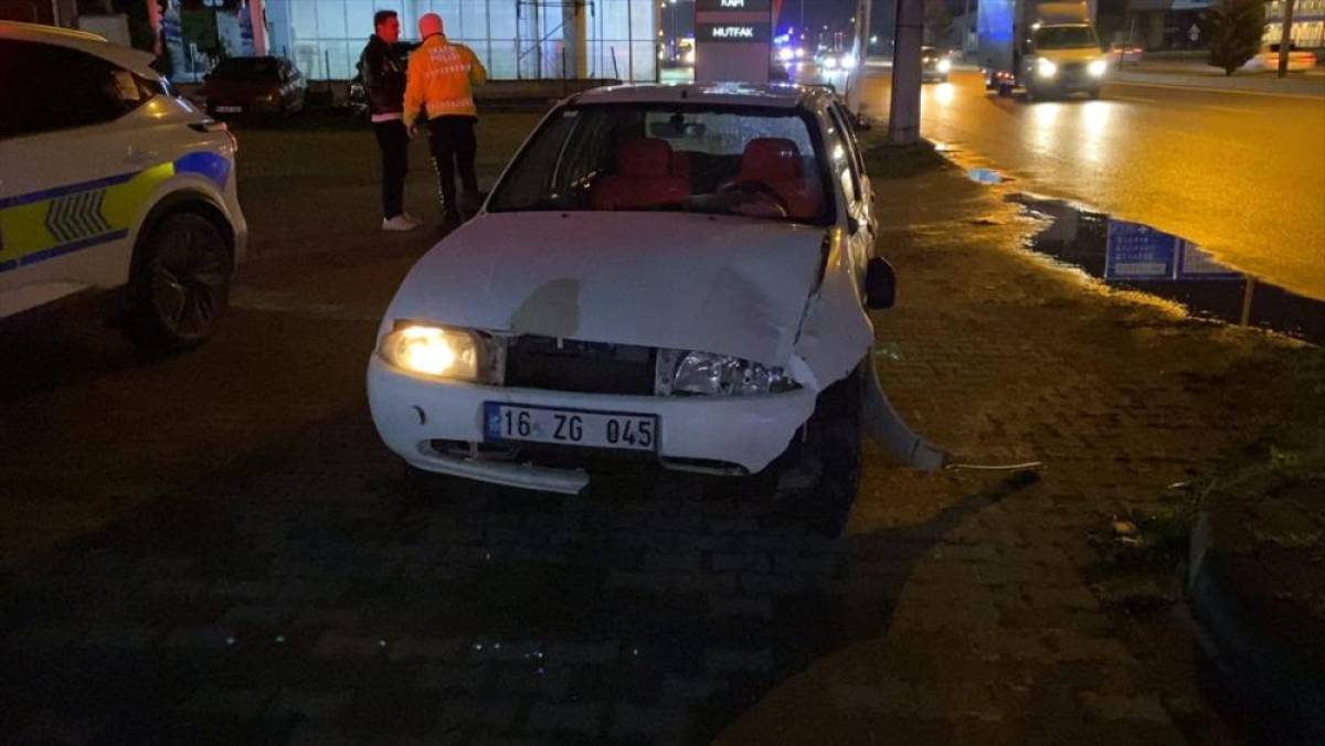 Bursa'da d&uuml;ş&uuml;rd&uuml;ğ&uuml; telefonunu almak isteyen yayaya otomobilin &ccedil;arpma anı kamerada