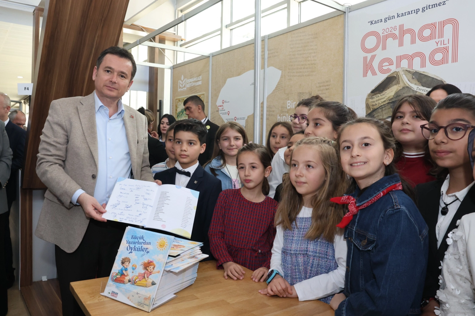 Başkan Erkan Aydın Kitap Fuarı&rsquo;nda &ccedil;ocuk yazarlarla buluştu