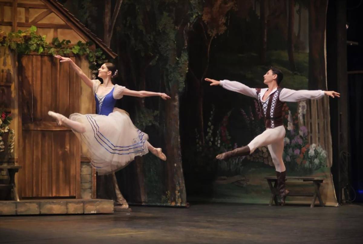 Mersin K&uuml;lt&uuml;r Yolu Festivali'nde "Giselle" balesi sahnelendi
