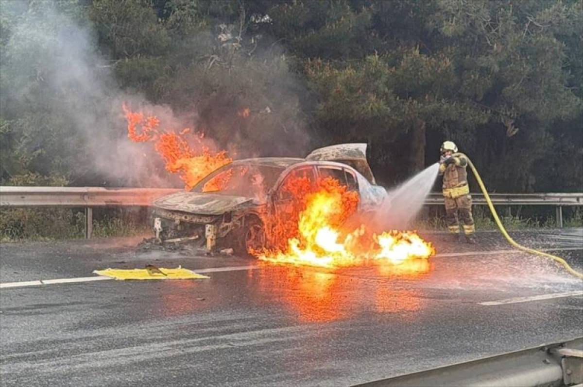 Esenyurt'ta seyir halindeki otomobilde &ccedil;ıkan yangın s&ouml;nd&uuml;r&uuml;ld&uuml;