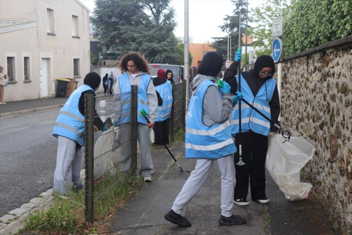 Fransa'da M&uuml;sl&uuml;manlar, &ccedil;evre temizliğine dikkati &ccedil;ekmek i&ccedil;in "Camiler Arası Temizlik Y&uuml;r&uuml;y&uuml;ş&uuml;" d&uuml;zenledi