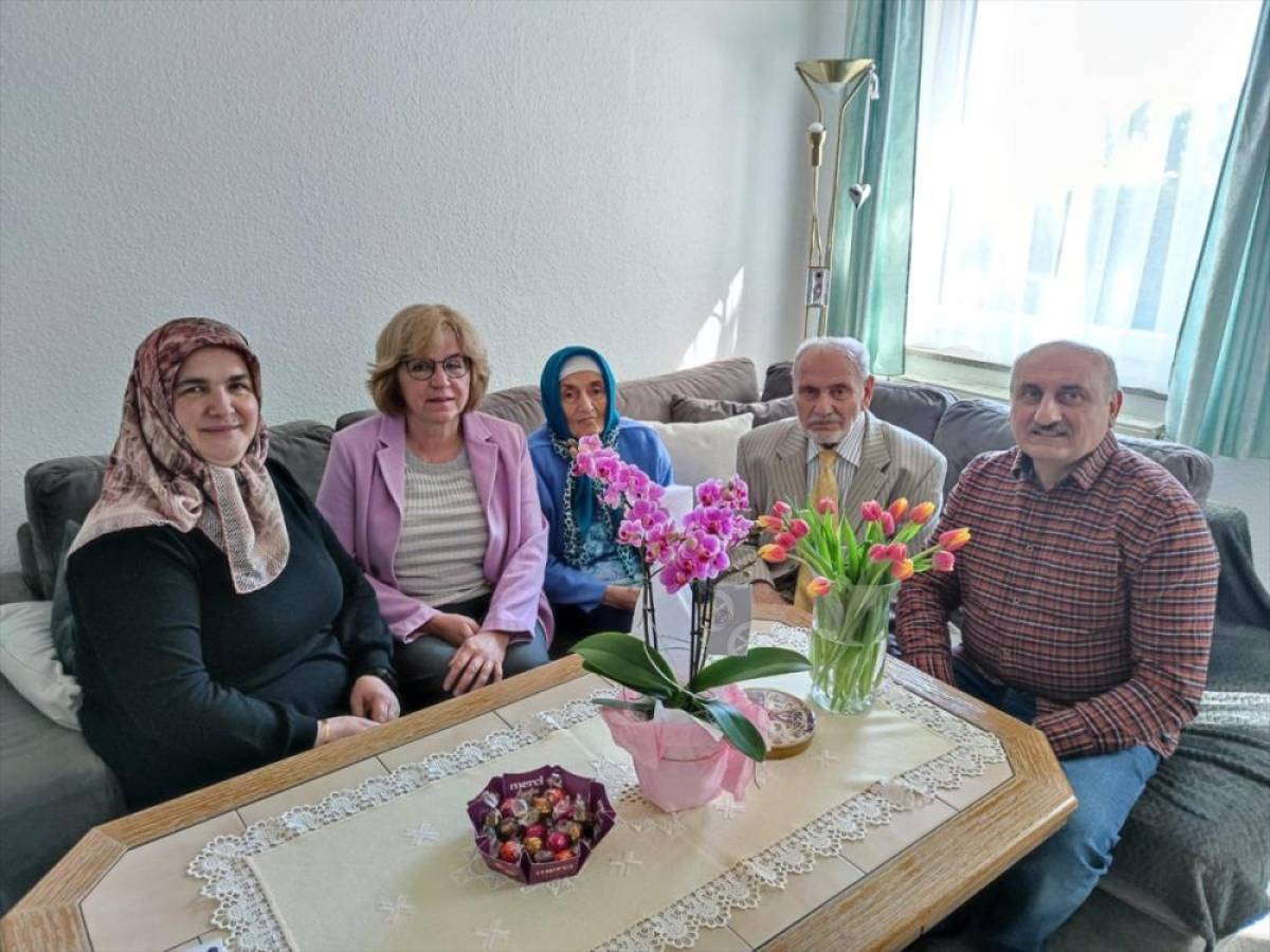 Almanya'ya gelen ilk kuşak iş&ccedil;ilerden 90 yaşındaki &Ccedil;ığır'a Osnabr&uuml;ck Belediye Başkanı'ndan ziyaret