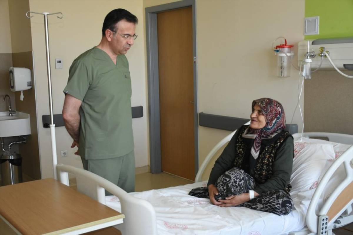 Bağırsak sarkması şikayetinden 1 saatlik operasyonla kurtuldu
