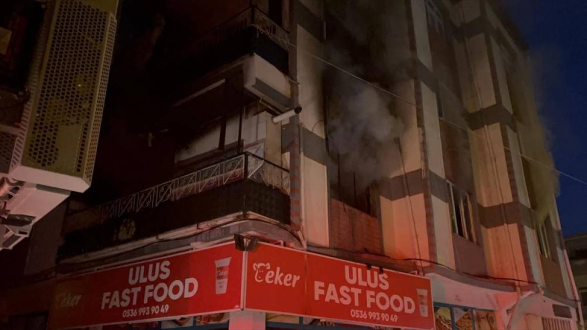 Bursa'da &ccedil;ıkan ev yangınında anne, baba ve 3 &ccedil;ocuğu dumandan etkilendi