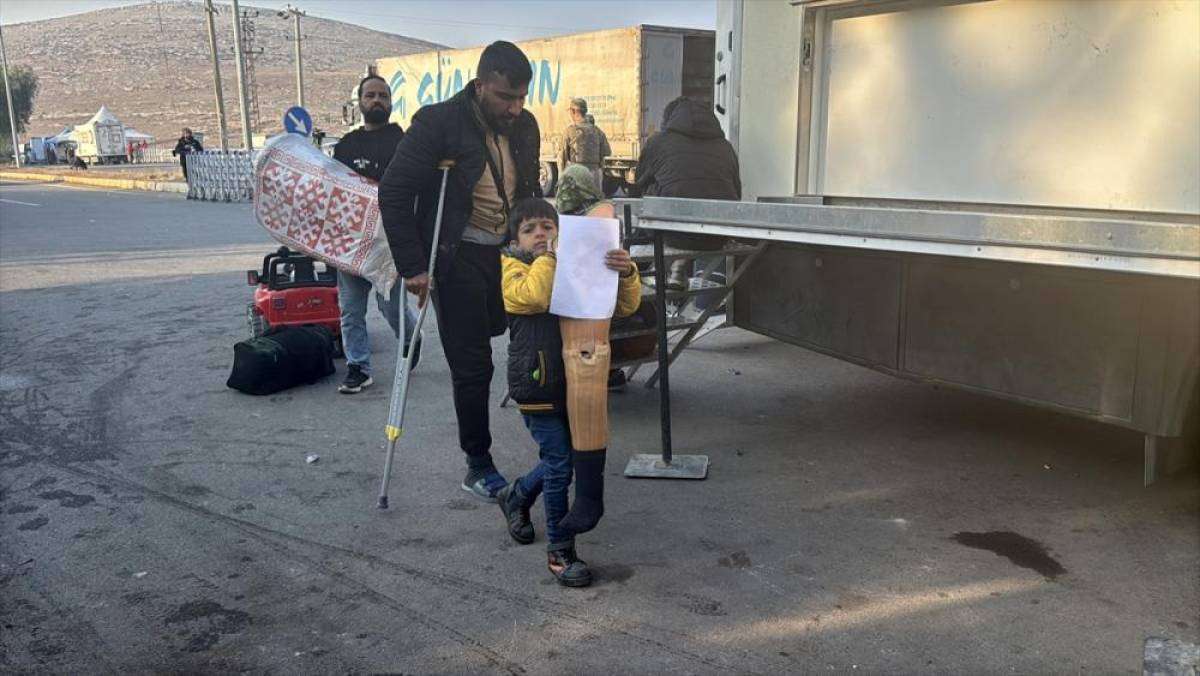 Suriyeli k&uuml;&ccedil;&uuml;k &Ouml;mer "ağır y&uuml;k&uuml;" ile hi&ccedil; g&ouml;rmediği &uuml;lkesine d&ouml;nd&uuml;